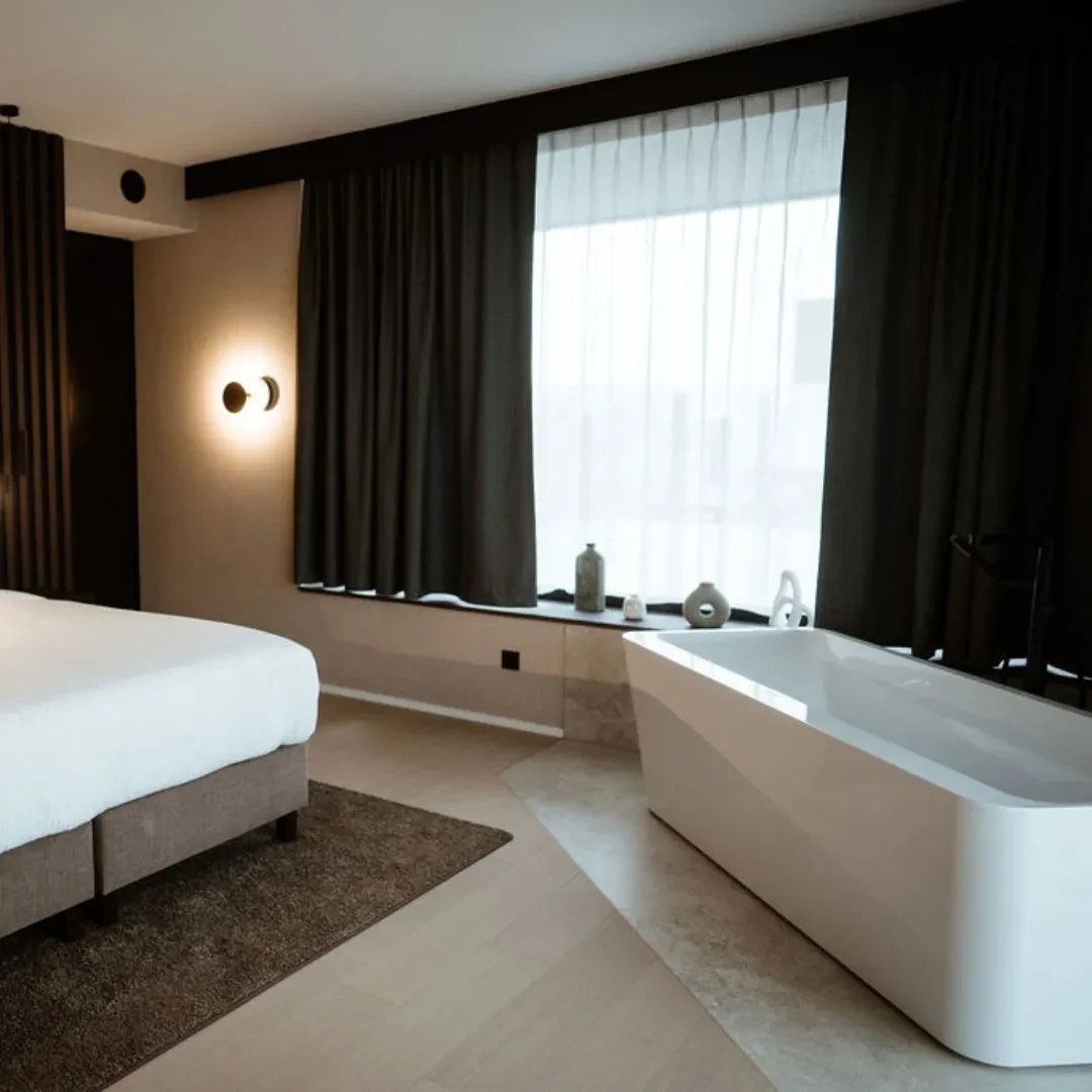 Chambre d'hôtel moderne avec baignoire.