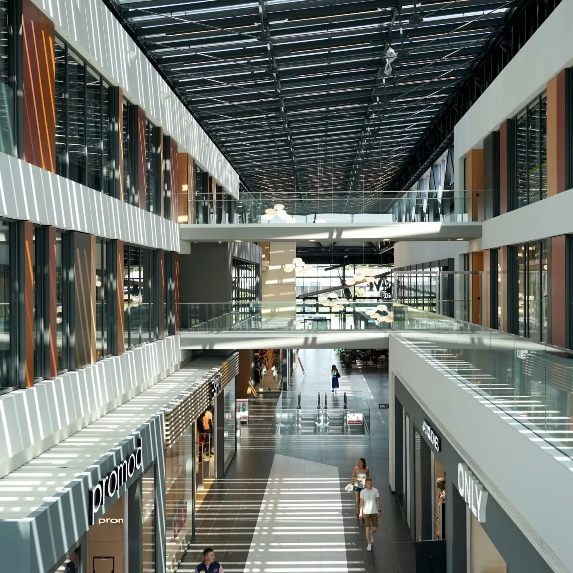 Intérieur d'un centre commercial moderne et lumineux - Séjour Bien-être Luxembourg - Anatura Luxembourg