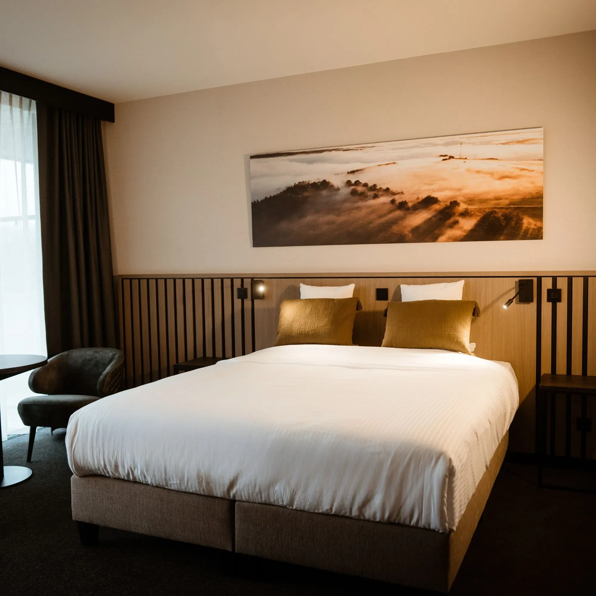 Chambre d'hôtel moderne avec grand lit double.