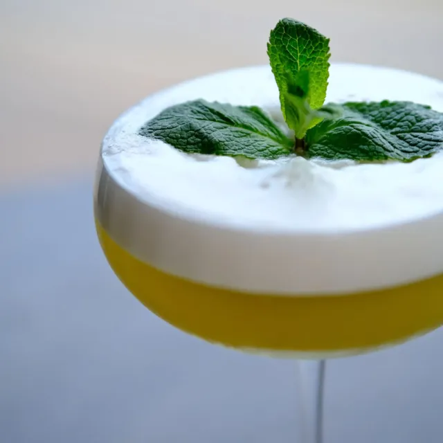 Cocktail mousseux avec feuille de menthe fraîche - Restaurant Gastronomique Luxembourg yves mattagne - Anatura Luxembourg