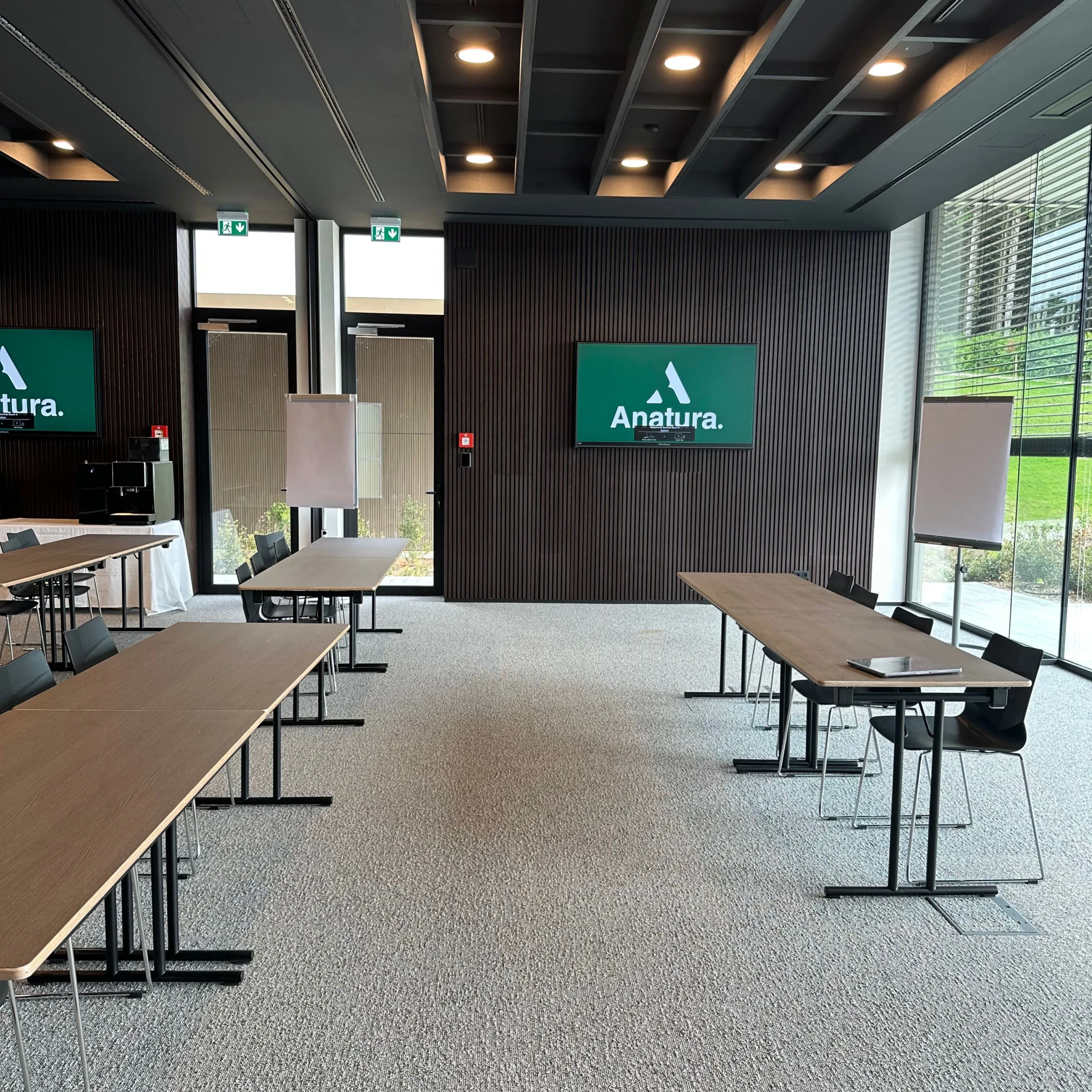 Salle de réunion moderne avec tables Anatura.