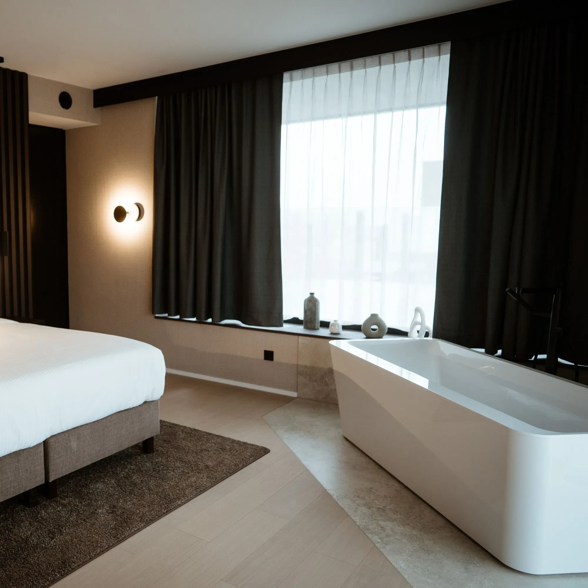 Chambre d'hôtel moderne avec baignoire.