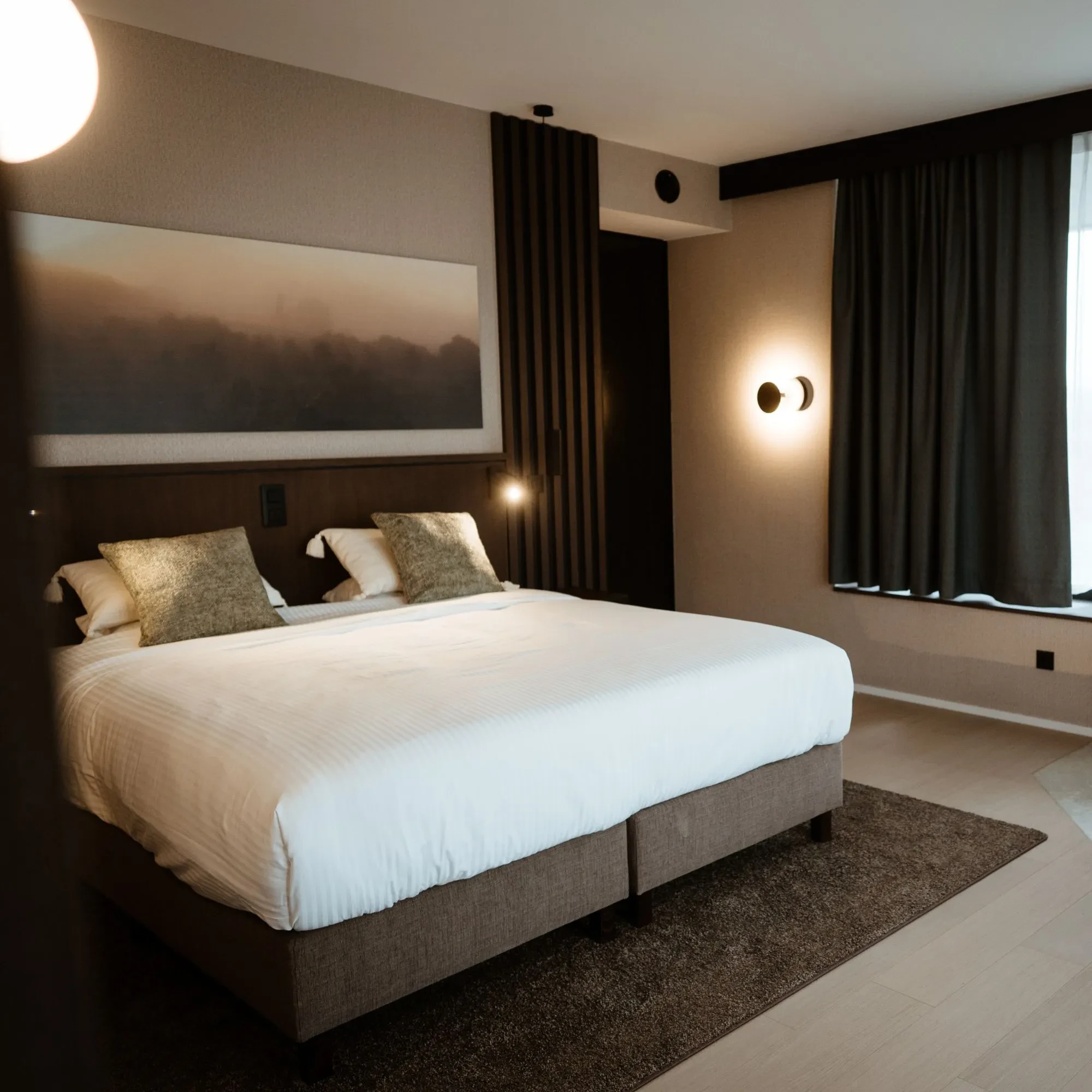 Chambre d'hôtel moderne et confortable.